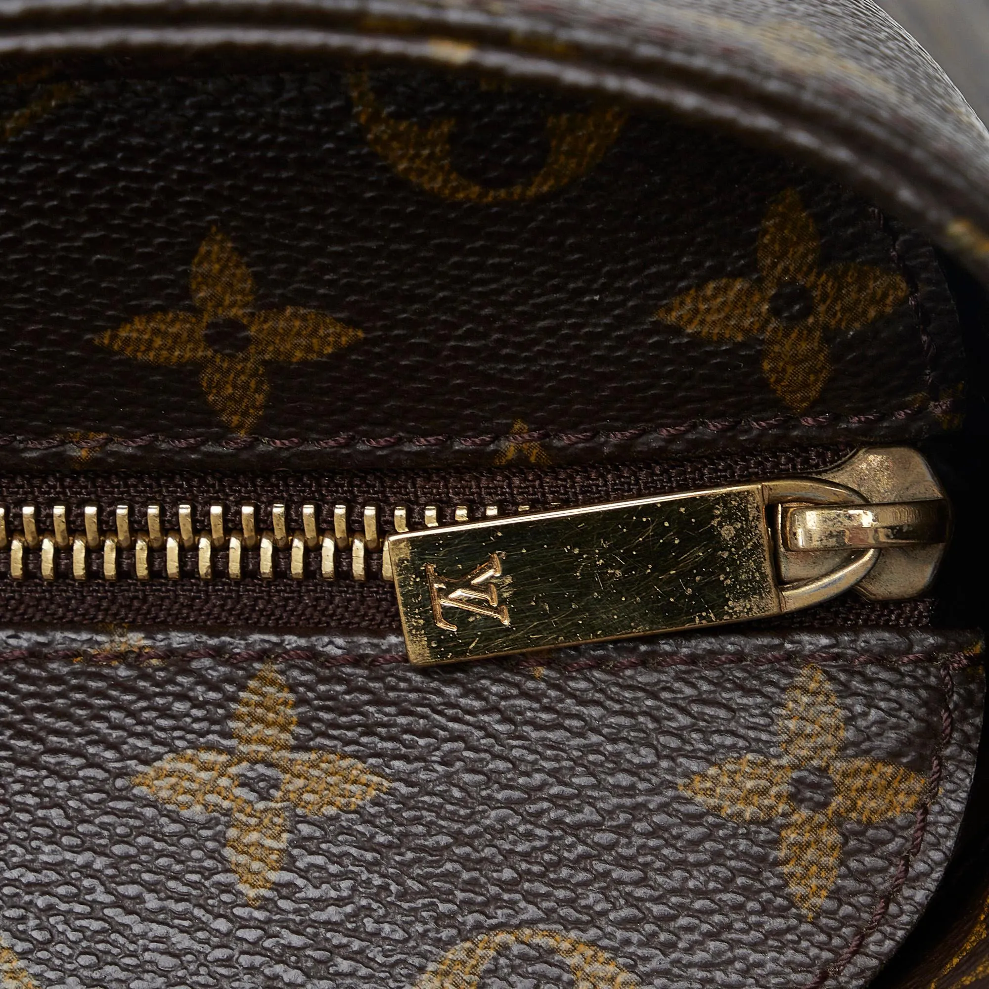 Louis Vuitton Monogram Luco (SHG-gAV1hK)